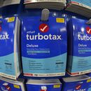Tarjetones de TurboTax, una plataforma para la presentación de declaraciones fiscales, en un Costco Warehouse en Pittsburgh el jueves 26 de enero de 2023. (Foto AP/Gene J. Puskar)