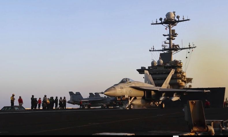 Esta imagen tomada de un video de la Armada de EEUU muestra un avión despegando del USS Harry S. Truman en el mar Rojo antes de los ataques aéreos en Saná en Sanaa, Yemen, el sábado 15 de marzo de 2025. (Armada de EEUU via AP)