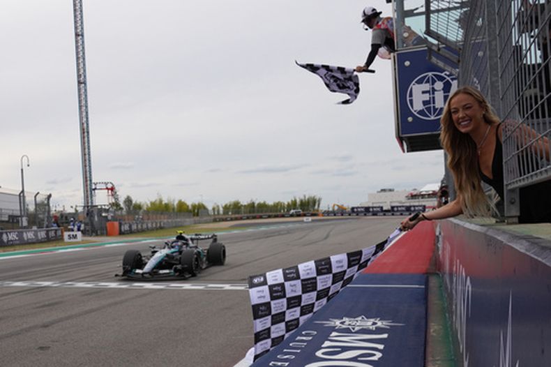 Andrea Kimi Antonelli, piloto italiano de Mercedes, cruza la meta para ganar el Gran Premio de Fórmula 1 de EEUU, en el Circuit of The Americas, el domingo 25 de octubre de 2026, en Austin, Texas. (Dustin Safranek/Pool Photo via AP)