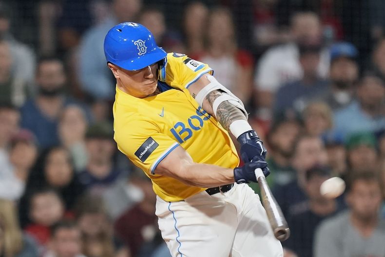 Tyler ONeill, de los Medias Rojas de Boston, conecta un jonrón de dos carreras ante los Medias Blancas de Chicago, el sábado 7 de septiembre de 2024 (AP Foto/Michael Dwyer)