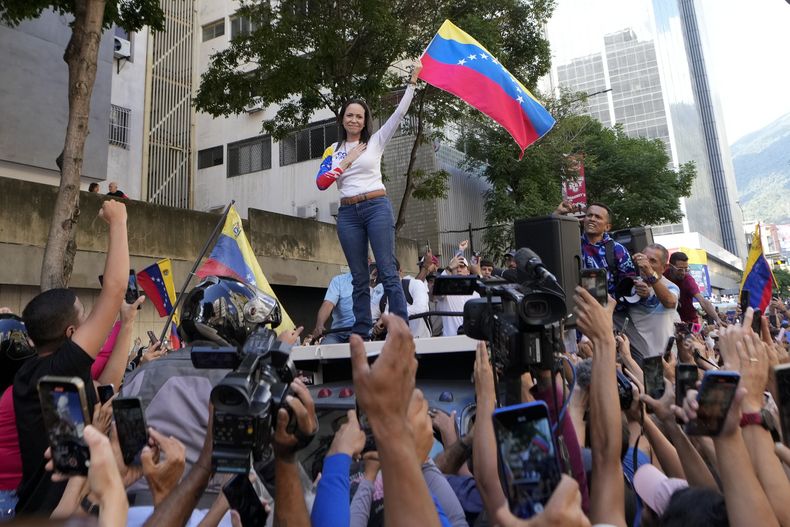 La líder de la oposición María Corina Machado le habla a sus partidarios durante una protesta contra el presidente venezolano Nicolás Maduro, el día antes de su toma de posesión para un tercer mandato en Caracas, Venezuela, el jueves 9 de enero de 2025. (AP Foto/Matías Delacroix)