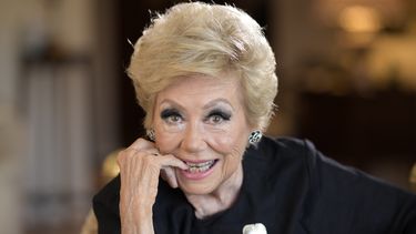 ARCHIVO - La actriz Mitzi Gaynor posa en su apartamento el 26 de mayo de 2021, en Beverly Hills, California. Gaynor, una de las últimas supervivientes de la llamada época dorada del musical de Hollywood, murió por causas naturales en Los Ángeles el jueves 17 de octubre de 2024. Tenía 93 años. (Foto AP/Mark J. Terrill, archivo)
