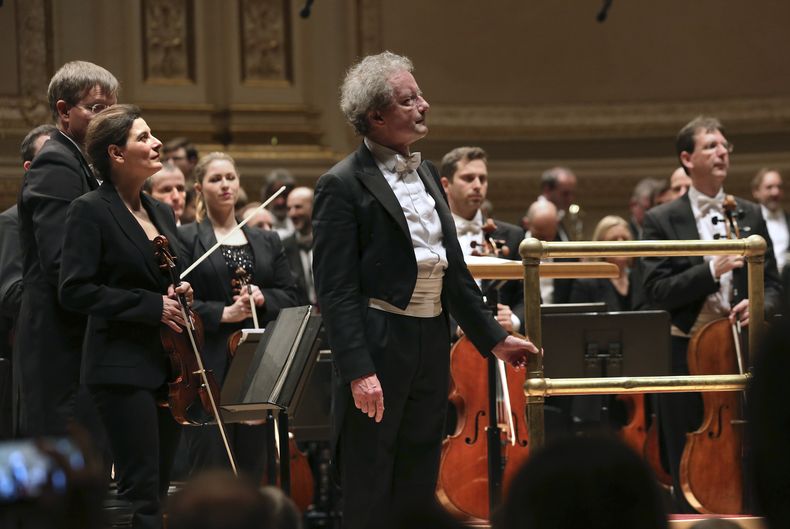 En esta imagen proporcionada por Carnegie Hall, Albena Danailova, frente a la izquierda, y Franz Welser-Möst después de una función con la Filarmónica de Viena en el Carnegie Hall en Nueva York el 3 de marzo de 2024. La Filarmónica de Viena tiene 24 integrantes femeninas de entre 145 miembros. (Steve J. Sherman/Carnegie Hall vía AP)