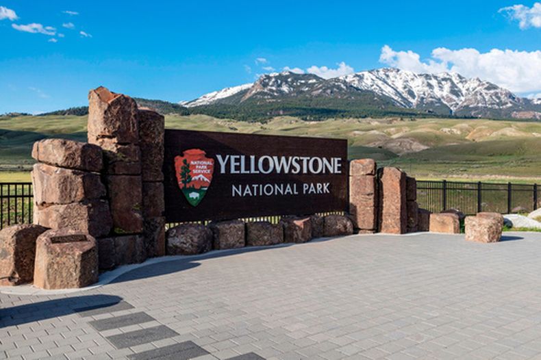 ARCHIVO - Entrada norte del Parque Nacional de Yellowstone, en Wyoming, el 7 de mayo de 2018. (Jacob W. Frank/Foto, Servicio de Parques Nacionales vía AP, Archivo)