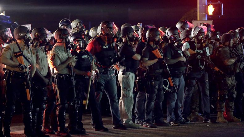 Polic&iacute;as con equipo antimotines se aprestan a enfrentar a manifestantes, 18 de agosto de 2014, durante un acto por Michael Brown, muerto a tiros por un agente el 9 de agosto en Ferguson, Missouri. (AP Foto/Charlie Riedel)