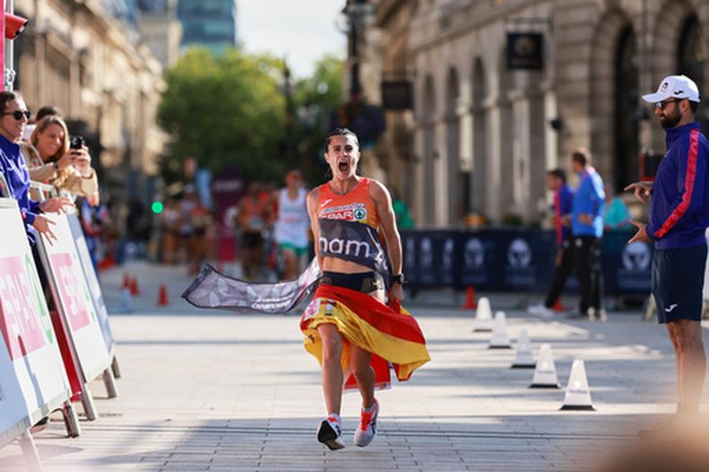 La española María Pérez gana el medio maratón de caminata en el Campeonato Europeo en Birmingham, Inglaterra el sábado 15 de agosto del 2026. (AP Foto/Morgan Harlow)
