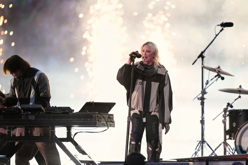 ARCHIVO- Linkin Park actúa antes del partido final de la Liga de Campeones de fútbol entre el Paris Saint-Germain y el Inter de Milán en el Allianz Arena de Múnich, Alemania, el sábado 31 de mayo de 2025. (Foto AP/Matthias Schrader, archivo)