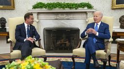 El presidente Joe Biden se reúne con el primer ministro sueco Ulf Kristersson en la Oficina Oval de la Casa Blanca, el miércoles 5 de julio de 2023, en Washington. (AP Foto/Evan Vucci)