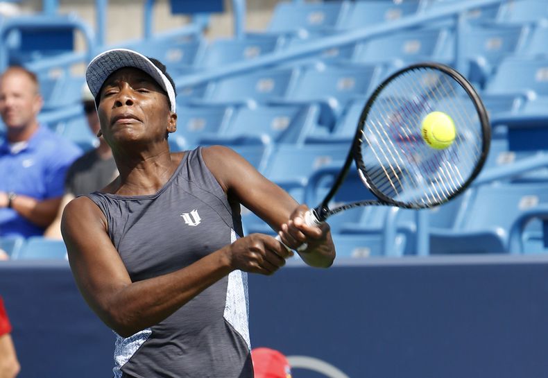 La estadounidense Venus Williams devuelve una pelota ante Lucie Safarova en el Masters de Cincinnati el martes, 12 de agosto de 2014, en Mason, Ohio. (AP Photo/David Kohl)
