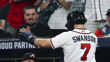 Bravos aprovechan error para derrotar a Filis