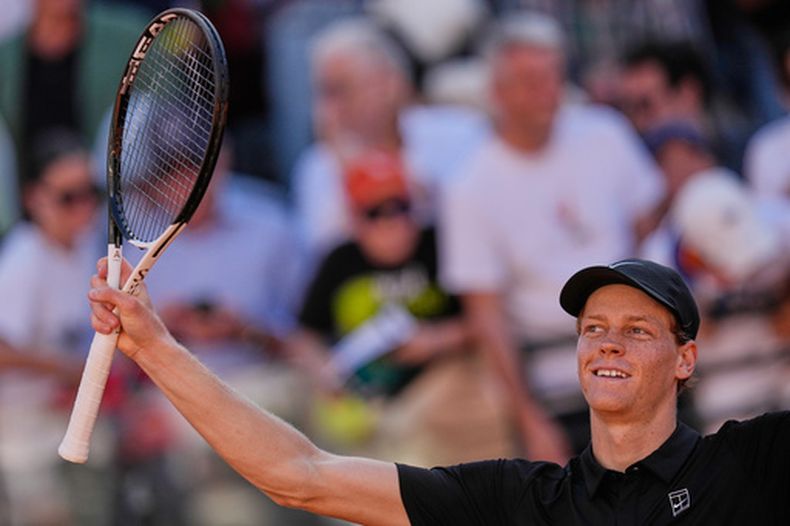 El italiano Jannik Sinner reacciona tras vencer 6-2, 6-0 al superar al australiano Alexei Popyrin en el Abierto de Italia el lunes 11 de mayo del 2026. (AP Foto/Alessandra Tarantino)