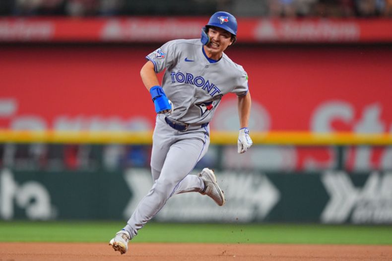 Brett Bateman, de los Azulejos de Toronto, corre hacia la tercera base tras un sencillo de Vladimir Guerrero Jr. durante la primera entrada de un partido de béisbol contra los Rangers de Texas, el domingo 20 de septiembre de 2026, en Arlington, Texas. (Foto AP/LM Otero)