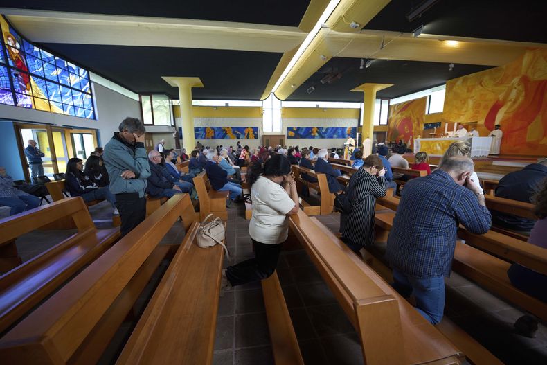 Fieles rezan durante una misa en la iglesia de San Paolo Della en el vecindario de Corviale, en Roma, el domingo 4 de mayo de 2025. (AP Foto/Alessandra Tarantino)