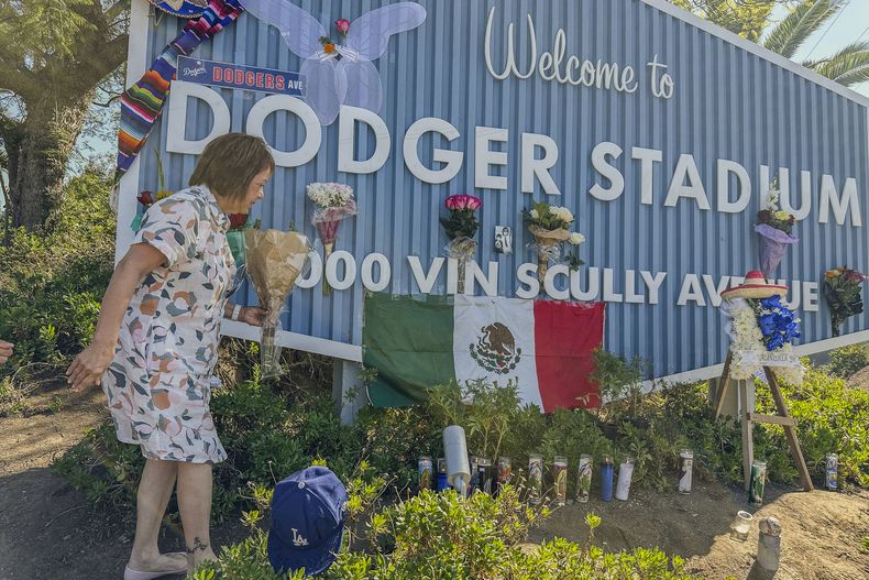 La senadora estatal de California Elena Durazo coloca un ramo de flores como ofrenda para el pitcher mexicano Fernando Valenzuela frente al Dodger Stadium, el miércoles 23 de octubre de 2024 en Los Ángeles (AP Foto/Damian Dovarganes)
