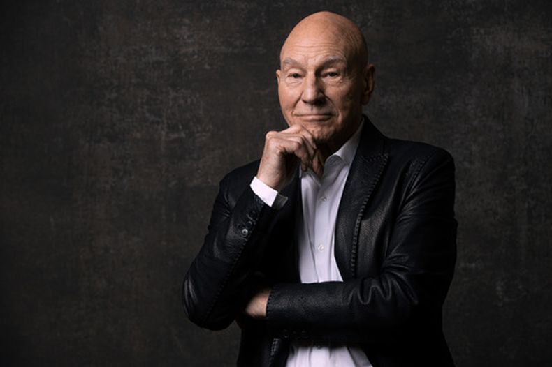 ARCHIVO - Patrick Stewart, integrante del reparto de la serie de televisión de Paramount+ Star Trek: Picard, posa para un retrato durante la gira de prensa de invierno de Television Critics Association en Pasadena, California, el 9 de enero de 2023. (Willy Sanjuan/Invision/AP, archivo)