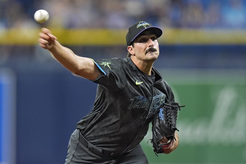 Zach Eflin, abridor de los Rays de Tampa Bay, lanza en el juego del martes 7 de mayo de 2024, ante los Medias Blancas de Chicago (AP Foto/Chris OMeara)