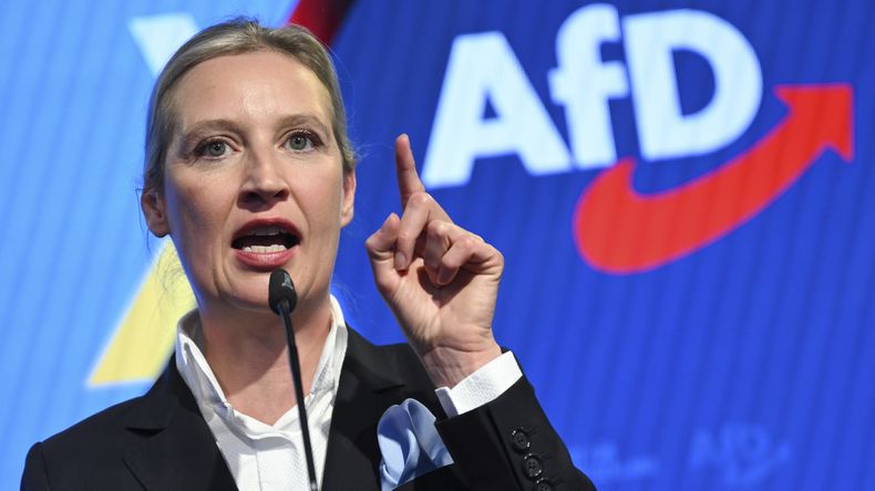 ARCHIVO - Alice Weidel, colíder de Alternativa para Alemania (AfD), habla durante la fiesta del partido en la sede del partido en Berlín, Alemania, el 23 de febrero de 2025. (Soeren Stache/DPA via AP, Pool, Archivo)