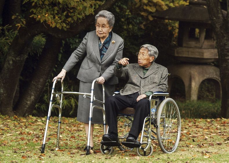 En esta foto de archivo facilitada por la agencia de la Casa Imperial de Japón, el príncipe japonés Mikasa, a la derecha, y su esposa, la princesa Yuriko, conversan en su residencia de Tokio, el 16 de noviembre de 2015. (Imperial Household Agency of Japan via AP, Archivo)
