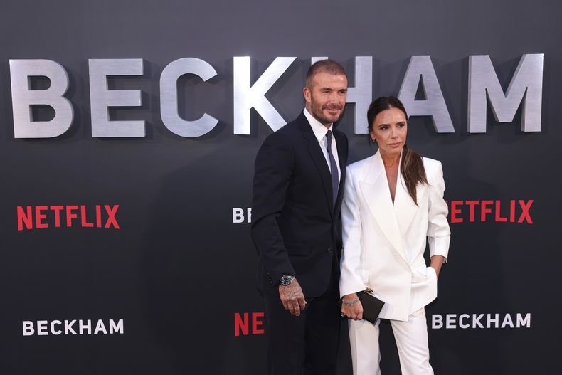 David Beckham, izquierda, y Victoria Beckham posan a su llegada a la alfombra roja de la serie documental Beckham el martes 3 de octubre de 2023 en Londres. (Foto AP/Vianney Le Caer)