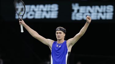 El alemán Alexander Zverev reacciona al ganar su duelo de semifinal del Masters de París al superar al danés Holger Rune el sábado 2 de noviembre del 2024.(AP Foto/Thibault Camus)