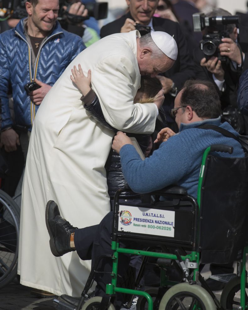 El papa Francisco abraza a un ni&ntilde;o al final de su audiencia general el mi&eacute;rcoles en la plaza de san Pedro en El Vaticano el mi&eacute;rcoles 12 de febrero de 2014. (Foto AP/Alessandra Tarantino)