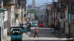 Un hombre cruza una calle en La Habana, Cuba, el lunes 25 de mayo de 2026. (AP Foto/Jorge Luis Baños)