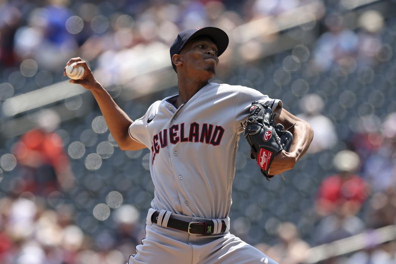 Triston McKenzie de los Guardianes de Cleveland lanza ante los Mellizos de Minnesota, el domingo 4 de junio de 2023, en Minneapolis. (AP Foto/Stacy Bengs)