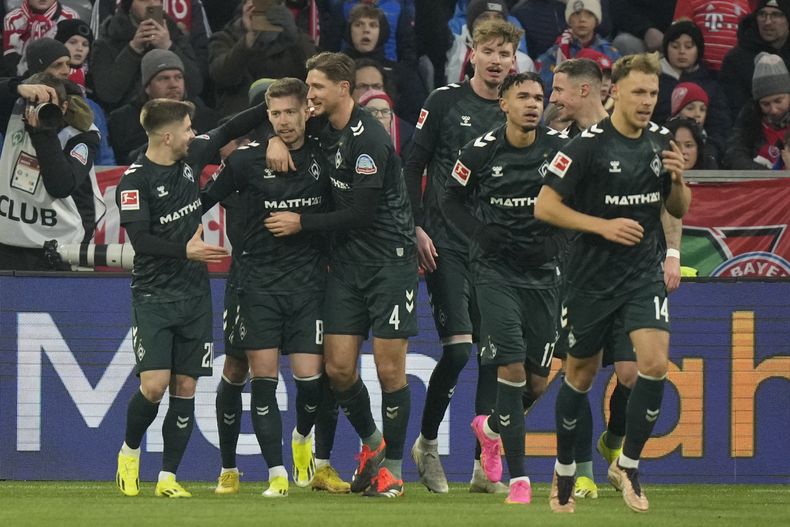 Mitchell Weiser del Werder Bremen celebra con sus compañeros tras anotar en el encuentro ante el Bayern Munich en la Bundesliga el domingo 21 de enero del 2024. (AP Foto/Matthias Schrader)