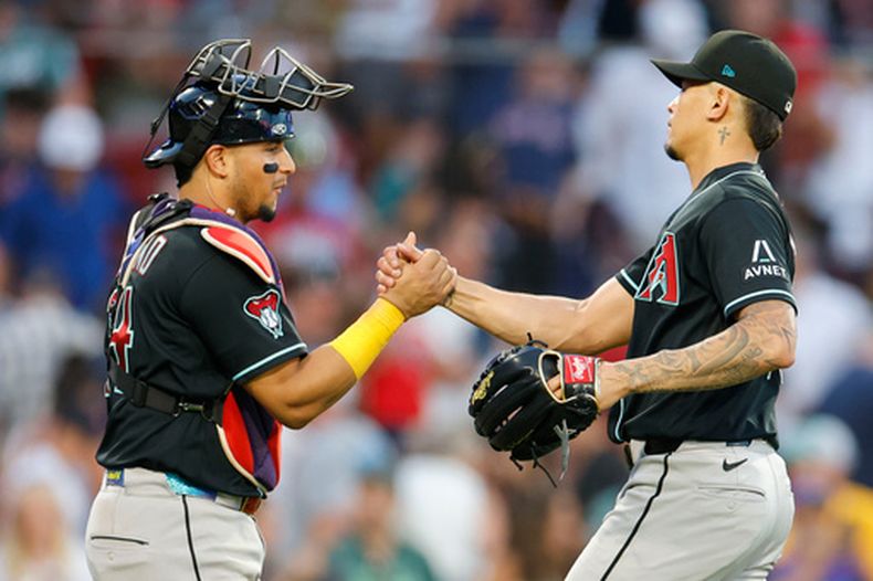 El venezolano Gabriel Moreno, de los Diamondbacks de Arizona, felicita al pitcher nicaragüense Jonathan Loáisiga, en el duelo del miércoles 19 de agosto de 2026, ante los Medias Rojas en Boston (AP Foto/CJ Gunther)