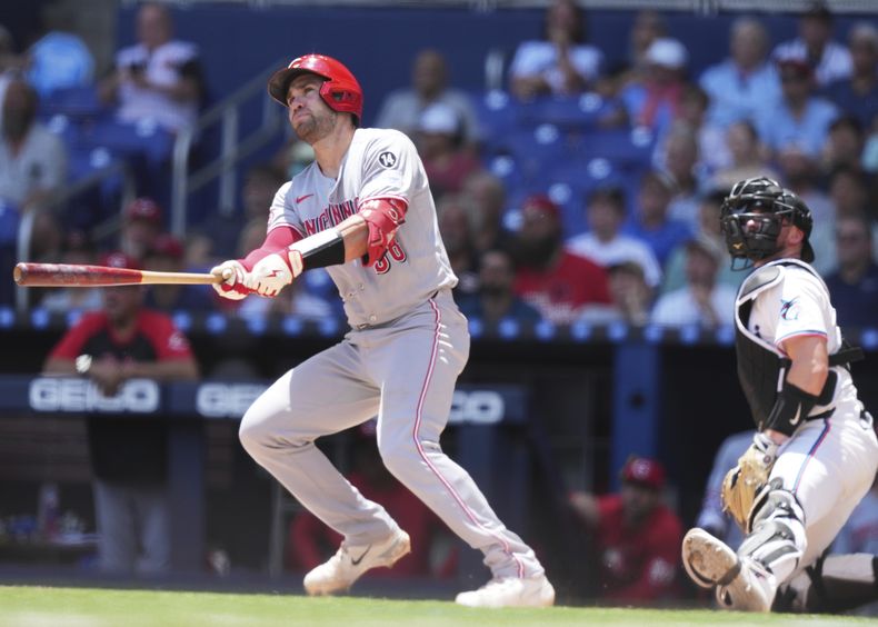 Austin Wynns (38) de los Rojos de Cincinnati tras batear un jonrón ante los Marlins de Miami, el miércoles 23 de abril de 2025 en Miami. (AP Foto/Lynne Sladky)