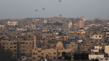 Entregas de ayuda humanitaria descienden tras ser arrojadas por Estados Unidos sobre Ciudad de Gaza, en la Franja de Gaza, el sábado 2 de marzo de 2024. (AP Foto/Mohammed Hajjar)