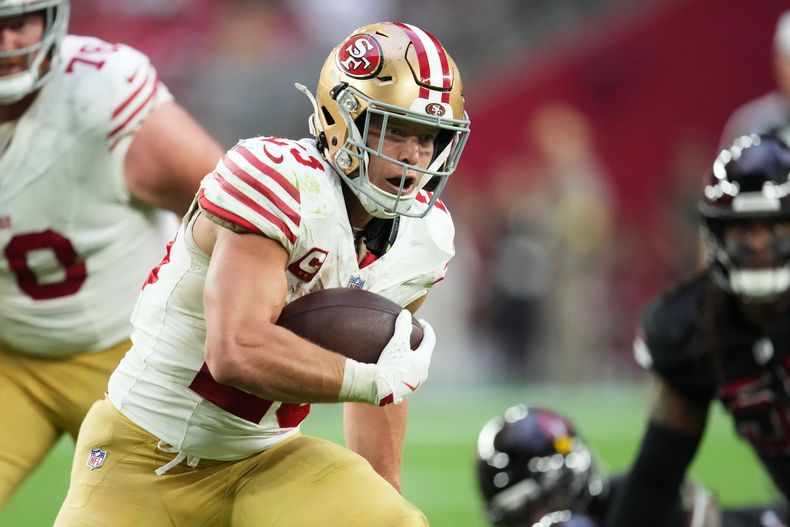 Christian McCaffrey, corredor de los 49ers de San Francisco, realiza un acarreo ante los Cardinals de Arizona, el domingo 16 de noviembre de 2025 (AP Foto/Ross D. Franklin)