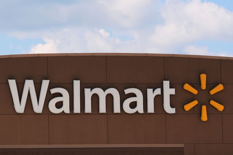 El logotipo de Walmart en una de sus tiendas, el 14 de agosto de 2025, en Manchester, Nueva Hampshire. (AP Foto/Charles Krupa, Archivo)