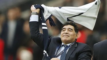 Maradona firma contrato para programa con Telesur