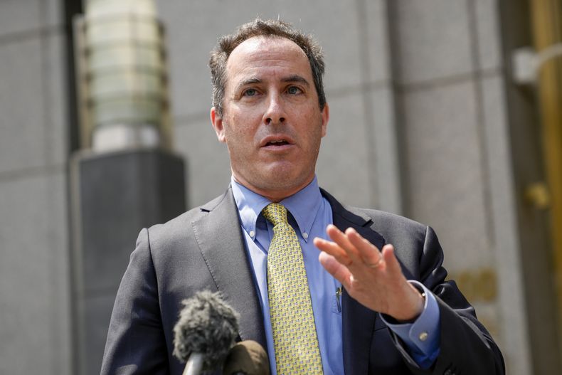 Zachary Margulis-Ohnuma, abogado del general de división retirado Hugo Carvajal, habla con la prensa después de que su cliente venezolano se declaró inocente en su presentación inicial ante un tribunal federal, el jueves 20 de julio de 2023, en Nueva York. (AP Foto/John Minchillo)