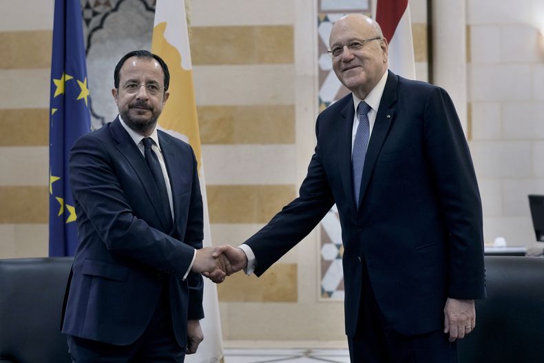 El presidente de Chipre, Nikos Christodoulides (izquierda) estrecha la mano del primer ministro interino del Líbano, Najib Mikati, en la sede del gobierno en Beirut, Líbano, el lunes 8 de abril de 2024. (AP Foto/Bilal Hussein)
