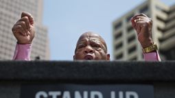 ARCHIVO - El representante John Lewis, demócrata de Georgia, se dirige a la multitud que protestaba ante la convención anual de la Asociación Nacional del Rifle a unas cuadras de distancia, en Atlanta, el 29 de abril de 2017. (AP Foto/David Goldman, archivo)