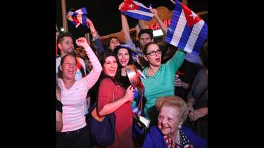 cubanos en miami festejan y reflexionan tras muerte de fidel