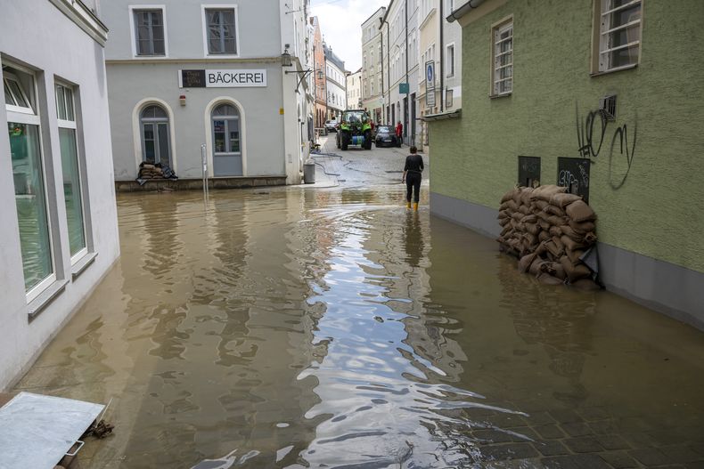Las inundaciones en Passau, Alemania, el 5 de junio del 2024. (Peter Kneffel/dpa via AP)