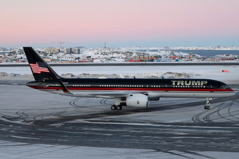 ARCHIVO - Un avión con Donald Trump Jr. a bordo aterriza en Nuuk, Groenlandia, el 7 de enero de 2025. (Emil Stach/Ritzau Scanpix via AP, archivo)