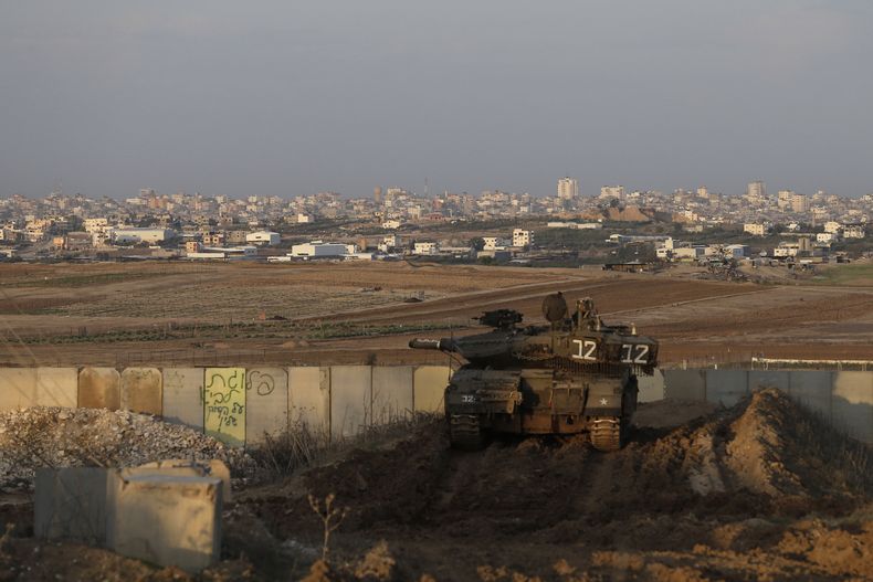 Un tanque israel&iacute; estacionado en posici&oacute;n vigilando la Franja de Gaza, el mi&eacute;rcoles 25 de diciembre de 2013. (Foto AP/Tsafrir Abayov)