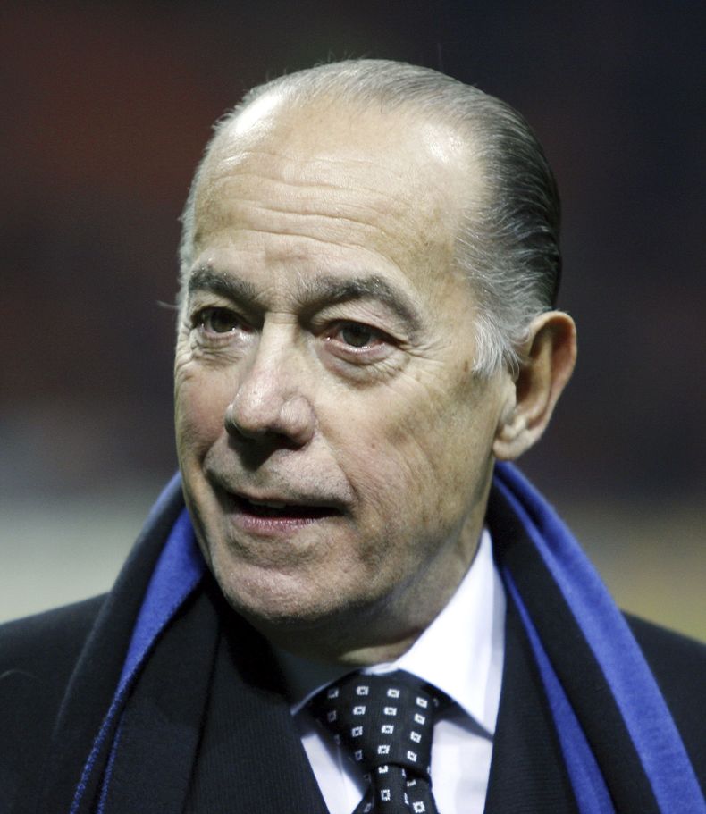 ARCHIVO - El exjugador español del Inter de Milán Luis Suárez se ve antes del partido de vuelta de la primera ronda eliminatoria de la Champions League contra el Ajax en el estadio San Siro de Milán, Italia, el martes 14 de marzo de 2006. Luis Suárez Miramontes, el único hombre español que ganó el Balón de Oro, el premio individual más prestigioso del fútbol, ha muerto, según indicó el domingo su antiguo club Inter de Milán. Tenía 88 años. (AP Foto/Luca Bruno, Archivo)