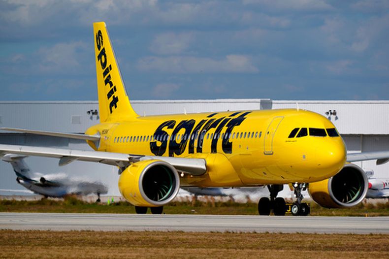 ARCHIVO – Un Airbus A320 de Spirit Airlines se prepara para despegar del Aeropuerto Internacional Fort Lauderdale-Hollywood el 19 de enero de 2021, en Fort Lauderdale, Florida. (AP Foto/Wilfredo Lee, Archivo)