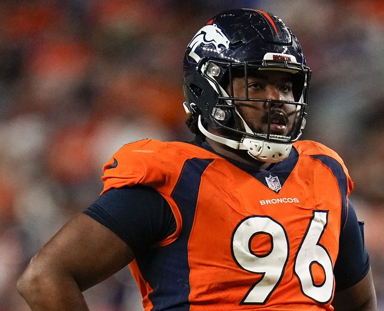 ARCHIVO - Eyioma Uwazurike, defensive end de los Broncos de Denver observa durante un partido de pretemporada de la NFL ante los Vikings de Minnesota, en Denver. 27 de agosto de 2022. (AP Foto/Jack Dempsey, File)
