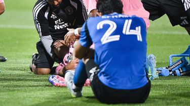 El argentino naturalizado mexicano Germán Berterame, del Inter Miami, recibe atención médica tras un golpe en la cabeza durante el partido de la MLS ante Montreal, el sábado 25 de julio de 2026 (Graham Hughes/The Canadian Press via AP)