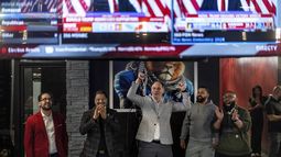 De izq a der, Paul Manni, Sam Alasri, Wasel Yousaf, Waseem Makani y Abrahim Tamimi, en la transmisión de un discurso del candidato republicano Donald Trump en un café en Dearborn, Michigan, el 6 de noviembre de 2024. (AP foto/David Goldman)