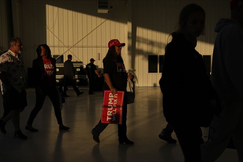 Simpatizantes a la salida de un acto de campaña del expresidente y candidato republicano Donald Trump en Kinston Jet Center, el domingo 3 de noviembre de 2024, en Kinston, Carolina del Norte. (AP Foto/Julia Demaree Nikhinson)