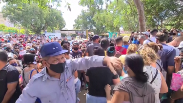 video muestra a alto funcionario cubano apoyando el exodo a traves de panama