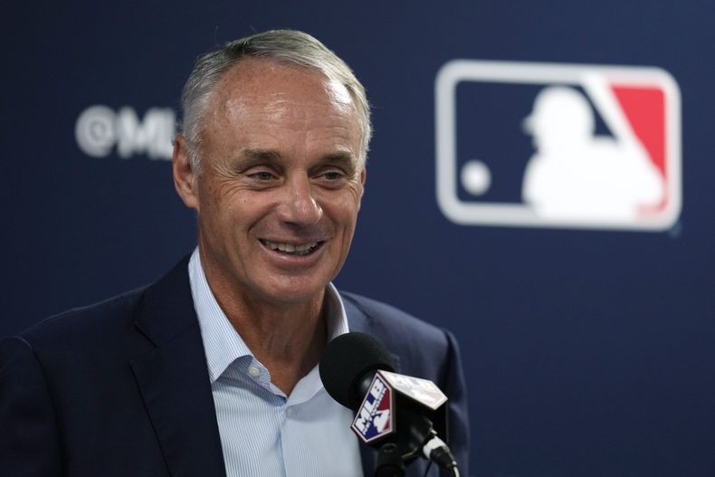 Rob Manfred, comisionado de las Grandes Ligas, habla en el día de prensa de la pretemporada, el jueves 15 de febrero de 2024, en Tampa, Florida (AP foto/Charlie Neibergall)