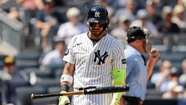 José Caballero, de los Yankees de Nueva York, reacciona tras ser ponchado en un turno al bate donde se le marcó una violación al reloj de pitcheo durante la sexta entrada del primer partido de una doble cartelera contra los Piratas de Pittsburgh, el miércoles 22 de julio de 2026, en Nueva York. (Foto AP/Adam Hunger)